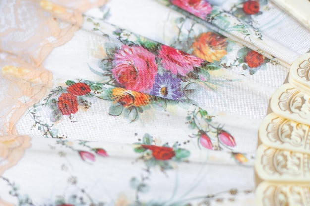 Ręcznie wyszywany motyw kwiatowy